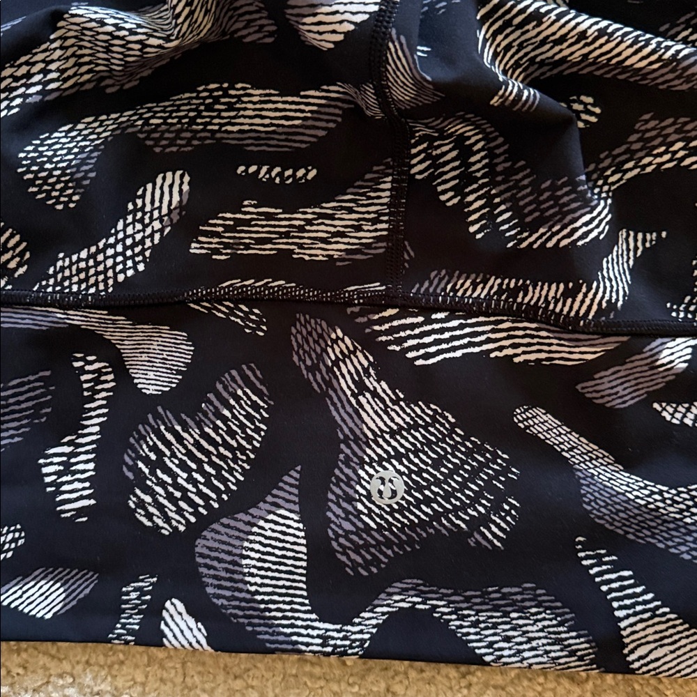 Stylish Black and Gray Lululemon Leggings - Picture 3 of 5